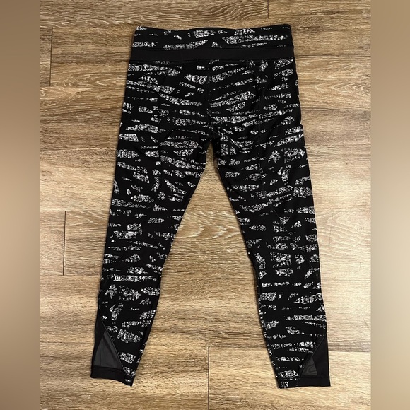 Lululemon Inspire Tight II in Graf Black White / Black Size 8 - Picture 8 of 10